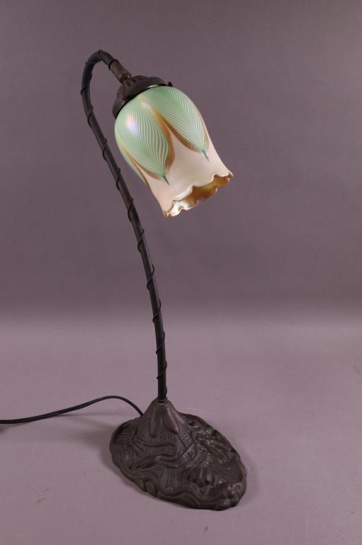 TABLE LAMP WITH STEUBEN ART GLASS SHADE (1 of 3)