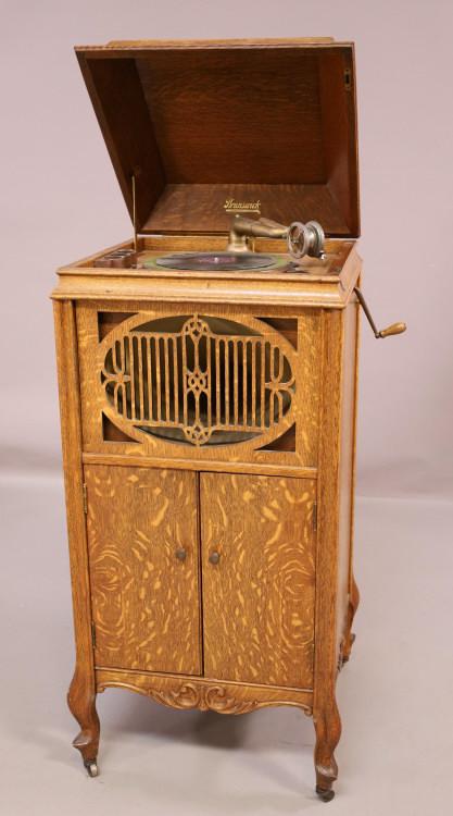 BRUNSWICK FLOOR MODEL VICTROLA (1 of 4)