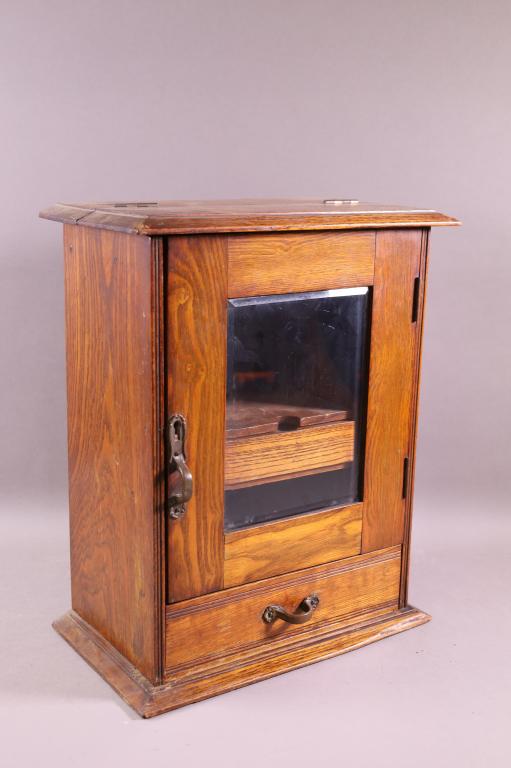 ENGLISH GENTLEMAN'S HUMIDOR (1 of 4)