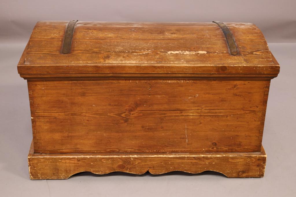 METAL STRAPPED TRUNK (1 of 3)