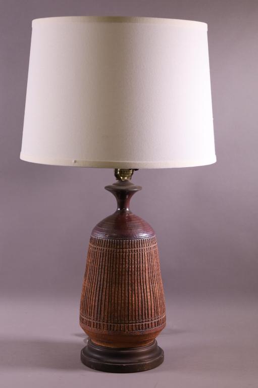 MID CENTURY MODERN POTTERY LAMP (1 of 2)