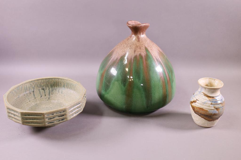 THREE PIECES OF STUDIO POTTERY (1 of 4)
