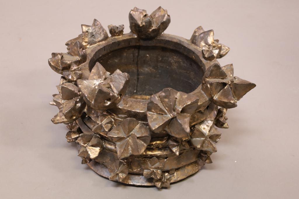 BRUTALIST STYLE PLANTER (1 of 3)