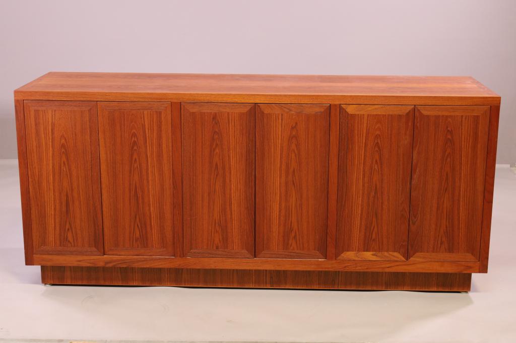 MID CENTURY MODERN CREDENZA: SIX DOOR TEAK CREDENZA, FITTED DRAWERS ON RIGHT, INTERIOR SHELVING. UNMARKED. GOOD CONDITION. 78" L x 22" D x 34 3/4" H. THIS ITEM EXCEEDS SIZE LIMITATIONS FOR IN HOUSE SHIPPING.