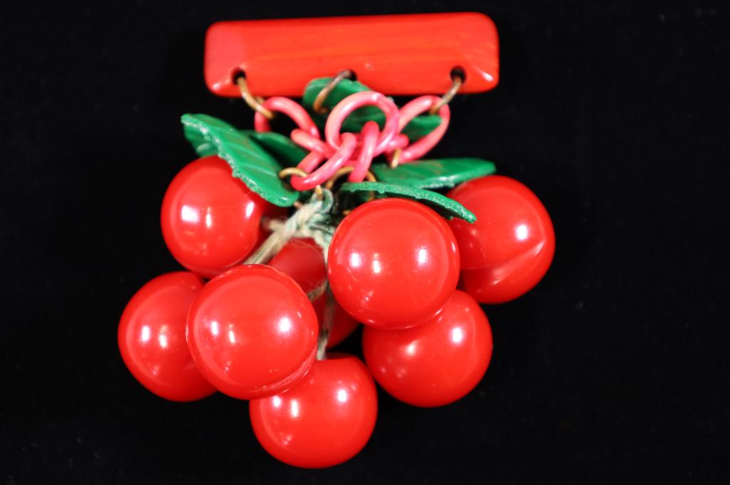 VINTAGE BAKELITE CHERRY BROACH: CHERRY FORM.