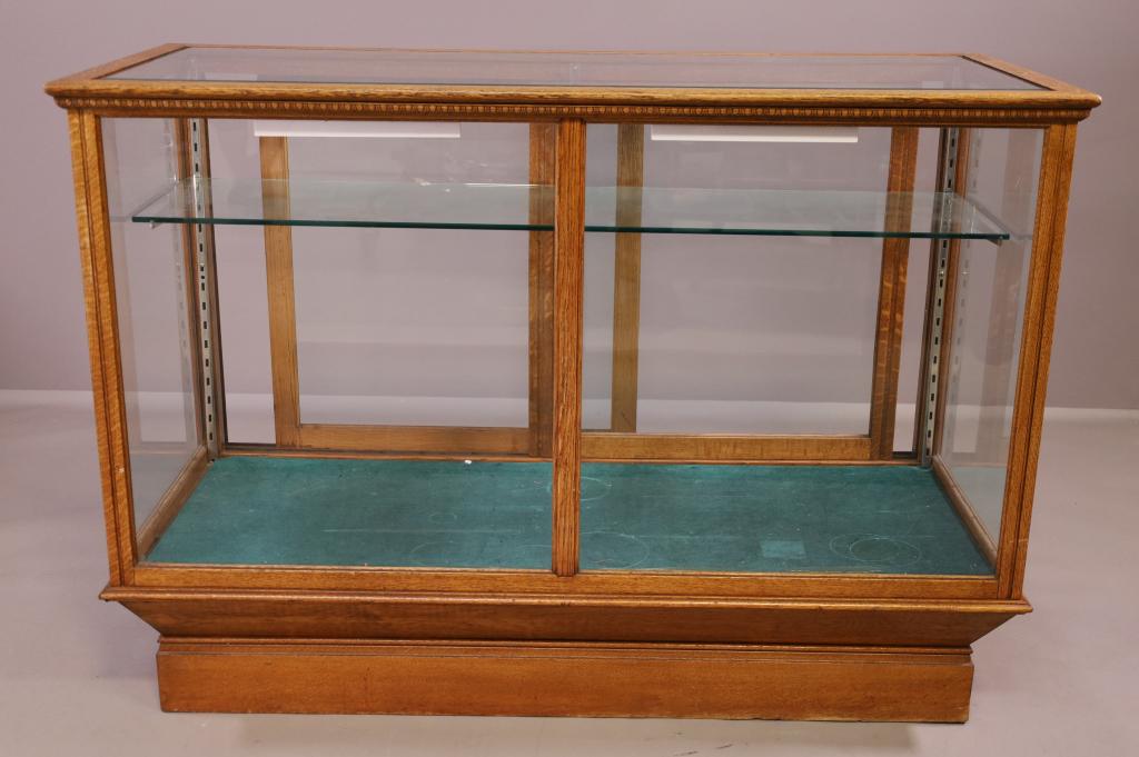 ANTIQUE AM. OAK 5 FOOT LONG SHOWCASE (1 of 4)