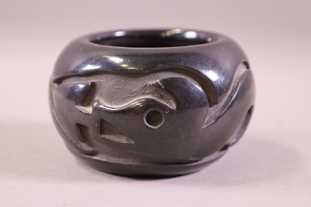 BLACKWARE NATIVE AMERICAN POT (1 of 3)