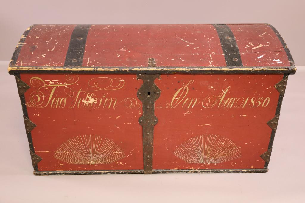 ANTIQUE PAINTED WOOD TRUNK (1 of 5)