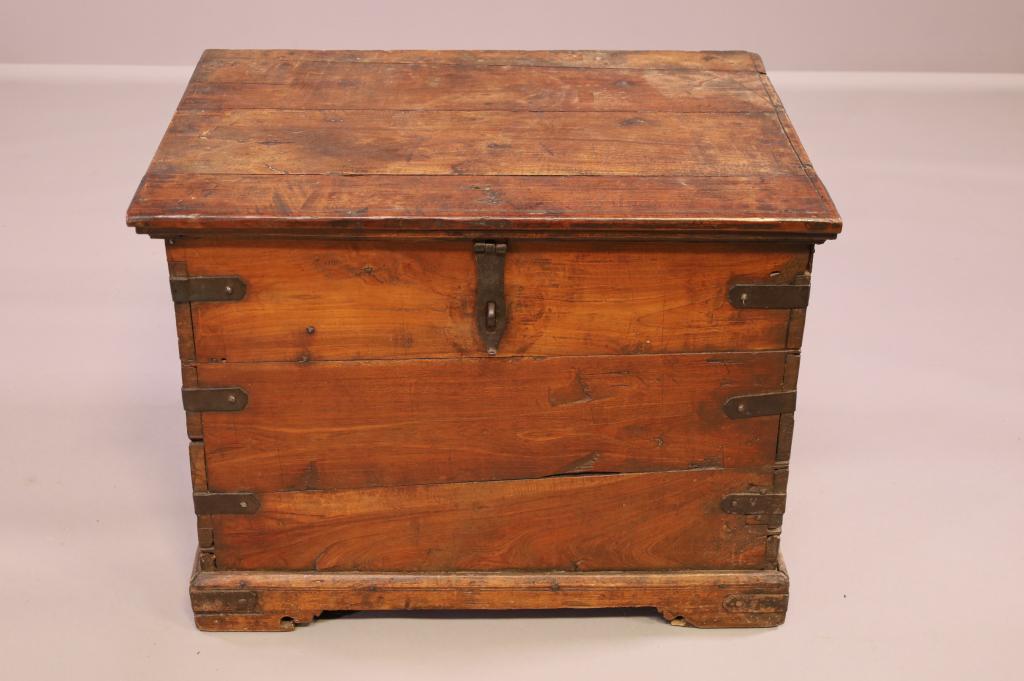 19TH CENTURY ENGLISH PRIMITIVE TRUNK (1 of 5)
