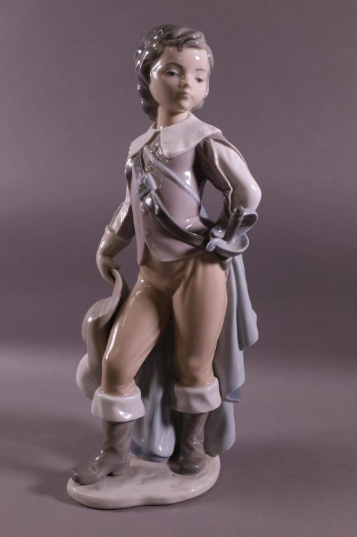 LLADRO COURTIER BOY FIGURE (1 of 3)