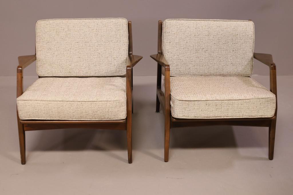 PAIR OF SELIG DANISH MODERN LOUNGE CHAIRS: PAIR OF DANISH LOUNGE CHAIRS, MARKED WITH SELIG TAG. KOFOD LARSEN FOR SELIG. GOOD CONDITION. 30 1/2" W x 29" D x 27" H. THIS ITEM EXCEEDS SIZE LIMITATIONS FOR IN HOUSE SHIPPING.
