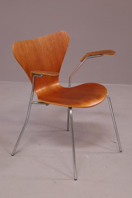 ARNE JACOBSEN ARMCHAIR (1 of 4)