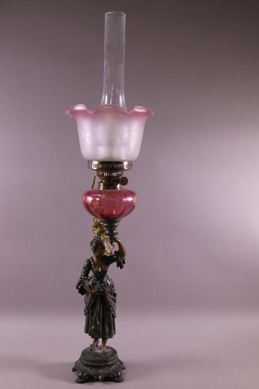 VICTORIAN LADY FIGURE TABLE LAMP (1 of 7)