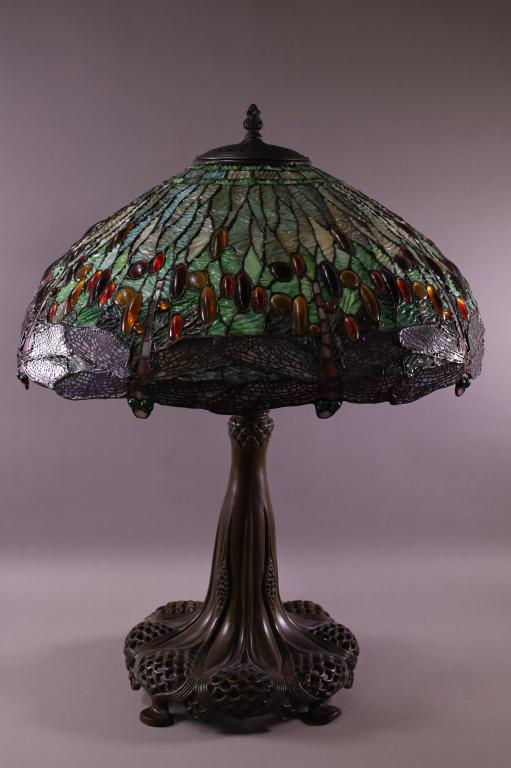 LARGE TIFFANY STYLE TABLE LAMP (1 of 4)