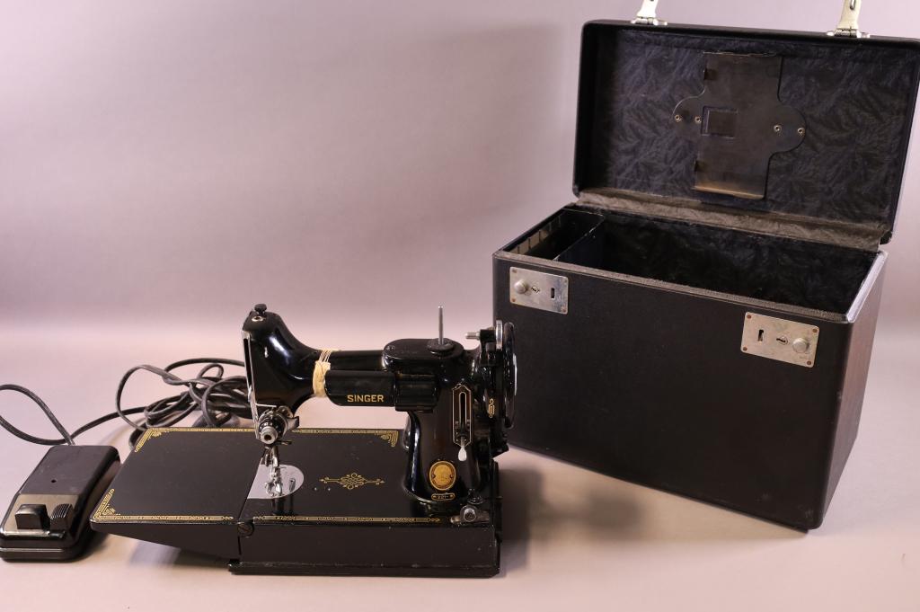 SINGER FEATHERWEIGHT IN CASE (1 of 7)
