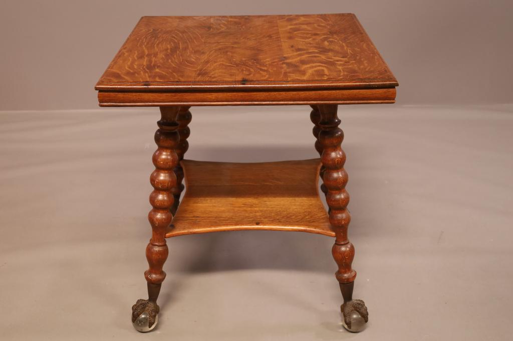 LARGE 1900'S AM. OAK LAMP TABLE (1 of 4)