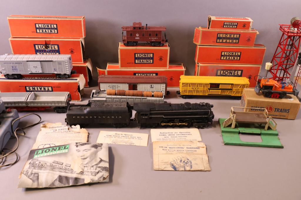 LARGE LIONEL POSTWAR TRAIN SET (1 of 15)