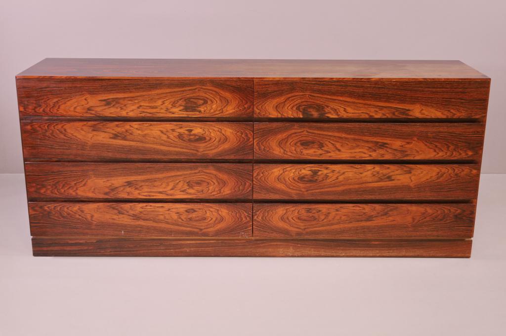 MID CENTURY MODERN ROSEWOOD 8 DRAWER DRESSER (1 of 5)