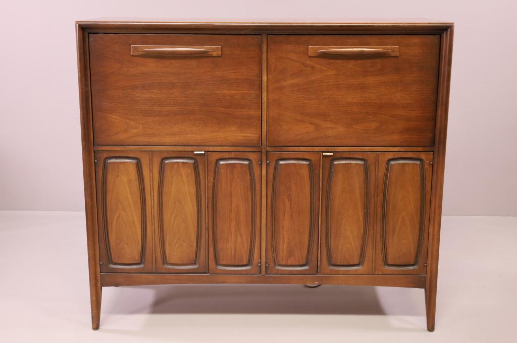 Broyhill Emphasis Bar Cabinet