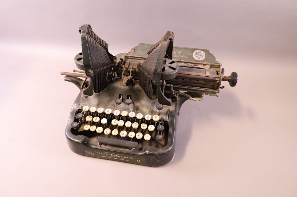 OLIVER No 9 TYPEWRITER (1 of 3)