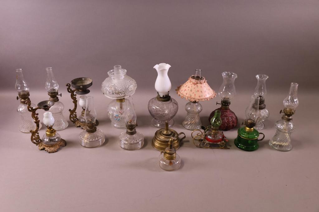 COLLECTION OF MINIATURE OIL LAMPS: VARIOUS SIZES, NUTMEG. AND MORE. GOOD CONDITION.