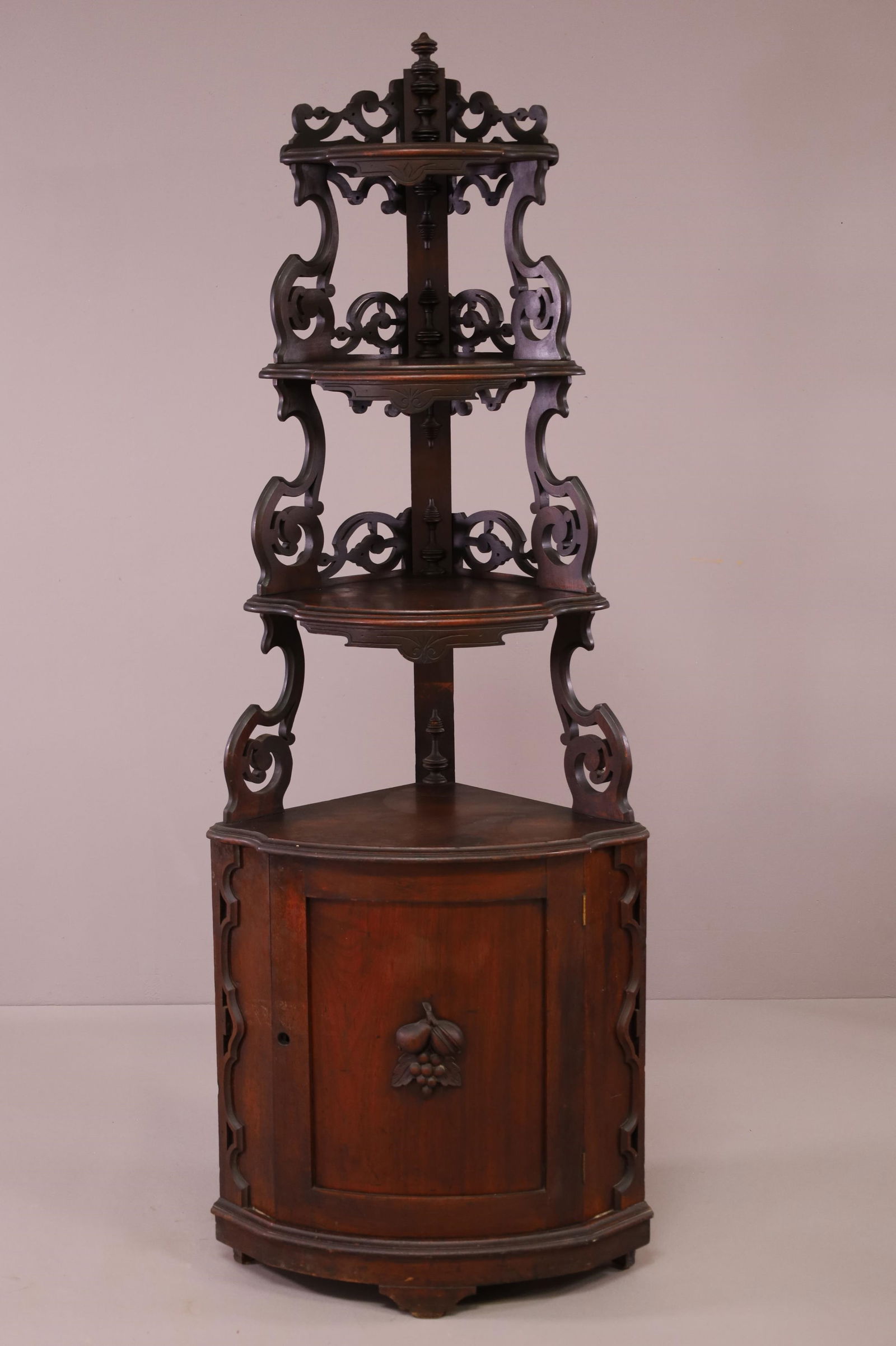 VICTORIAN CORNER SHELF (1 of 3)