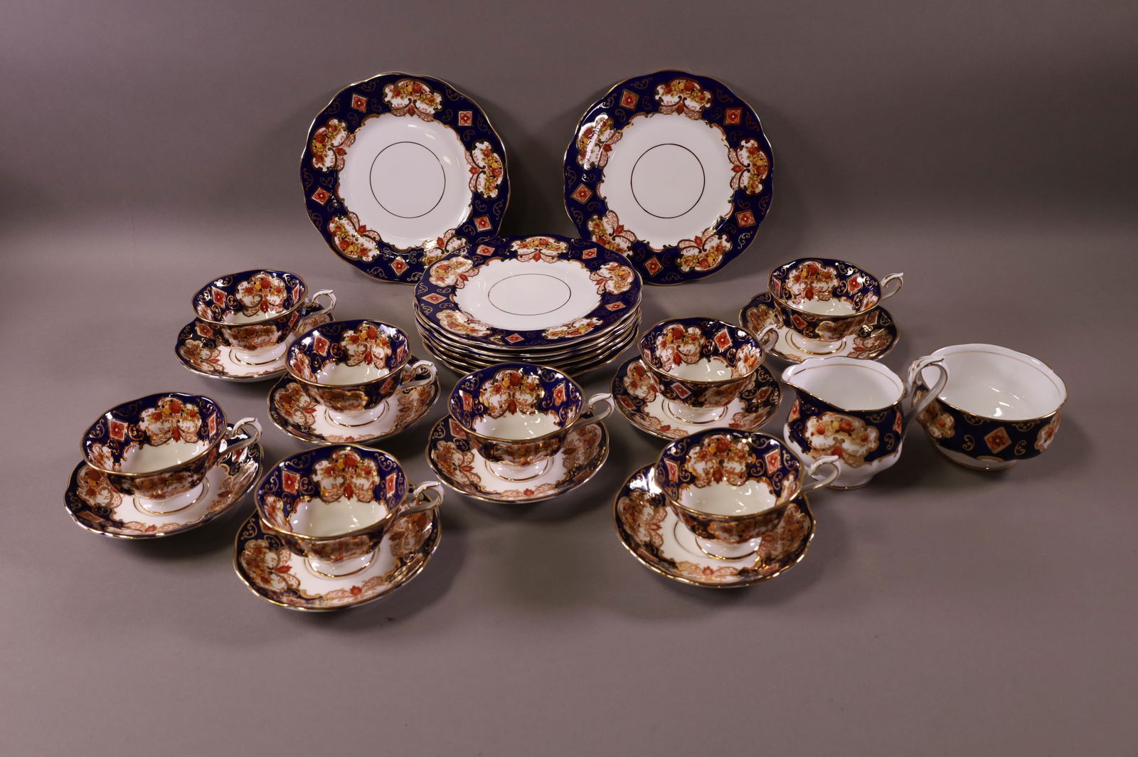 26 PIECE ROYAL ALBERT HEIRLOOM DESSERT SET (1 of 5)