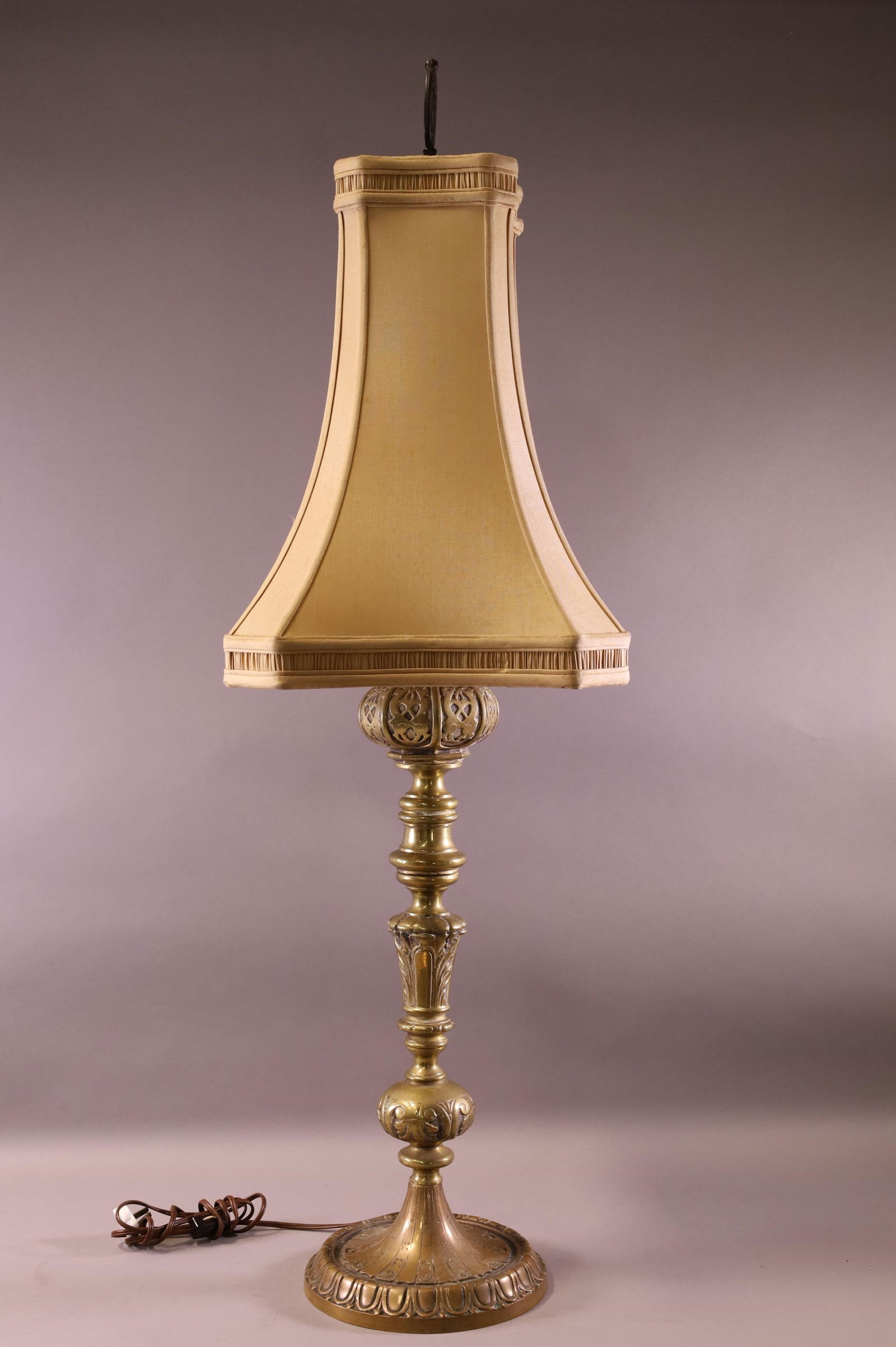 ANTIQUE DECORATIVE BRASS TABLE LAMP (1 of 2)
