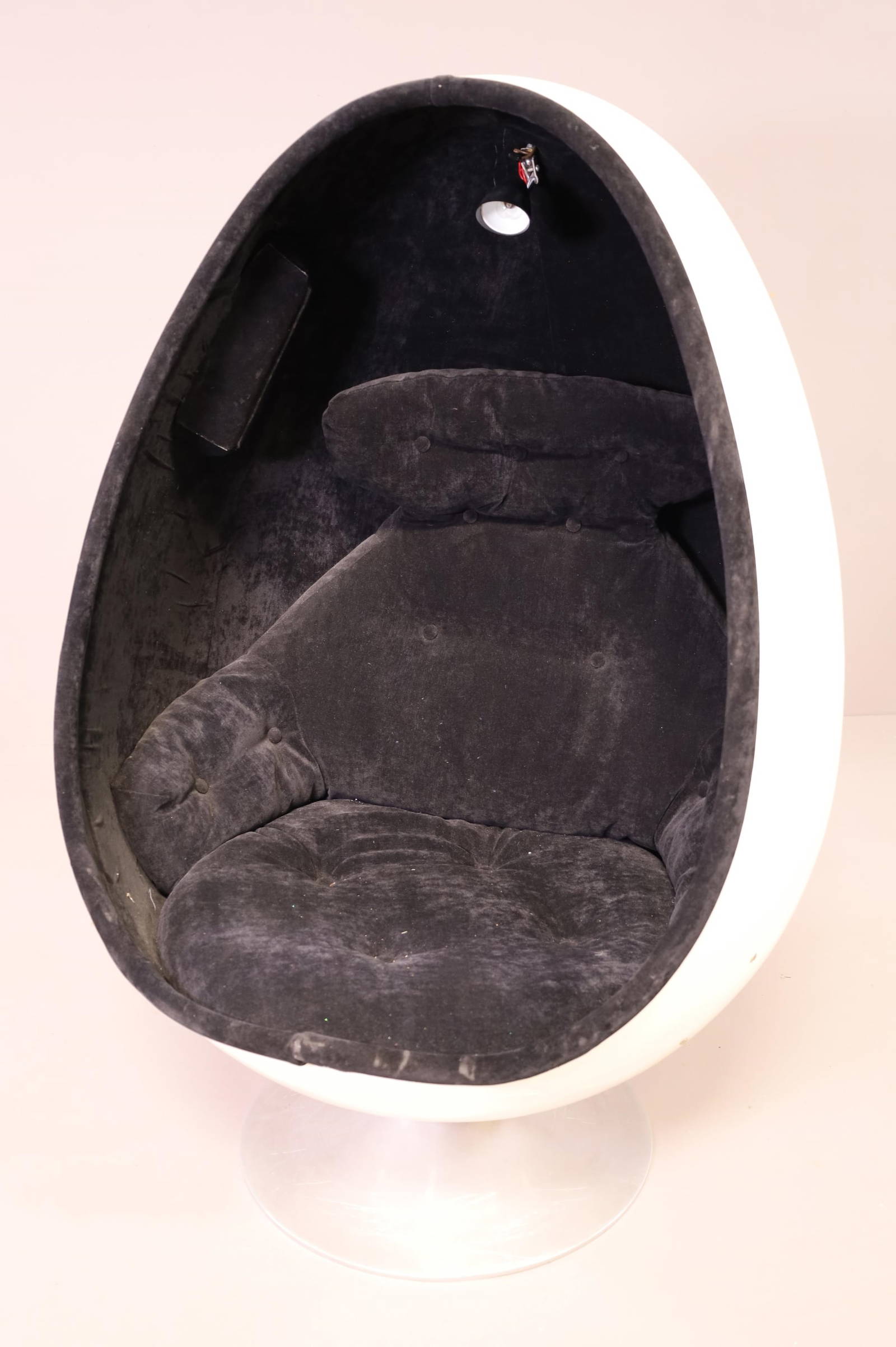 Ovalia Egg Chair Auction