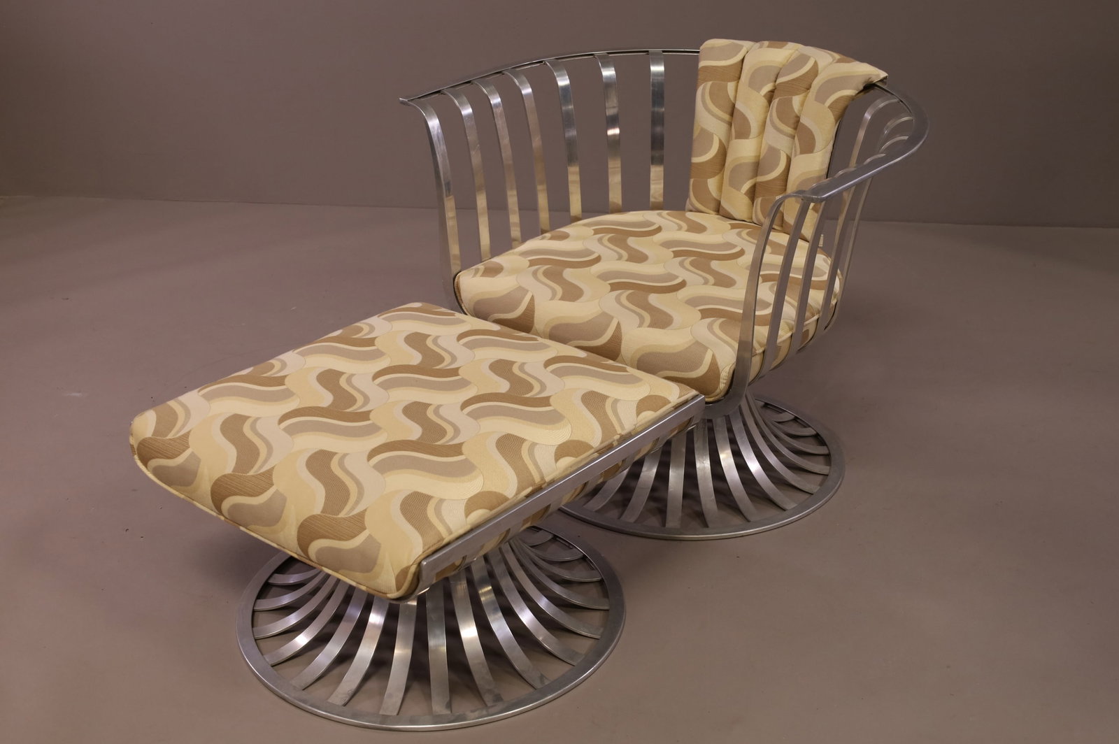 RUSSELL WOODARD STYLE ALUMINUM LOUNGE CHAIR (1 of 5)