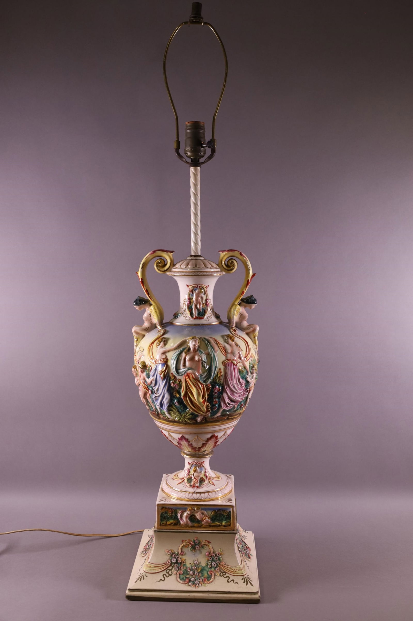 CAPODIMONTE TABLE LAMP (1 of 3)