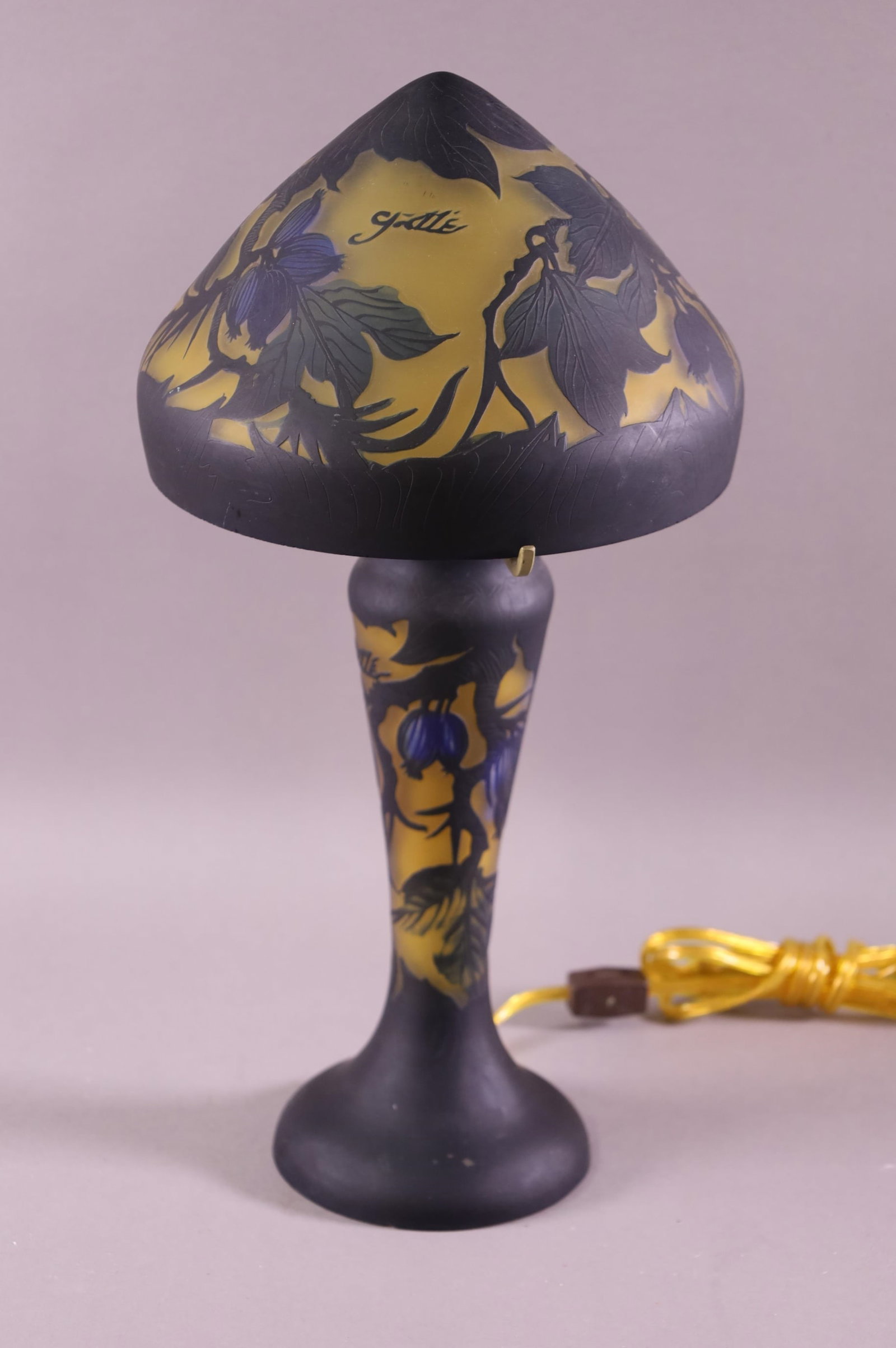 GALLE STYLE CAMEO GLASS TABLE LAMP (1 of 3)