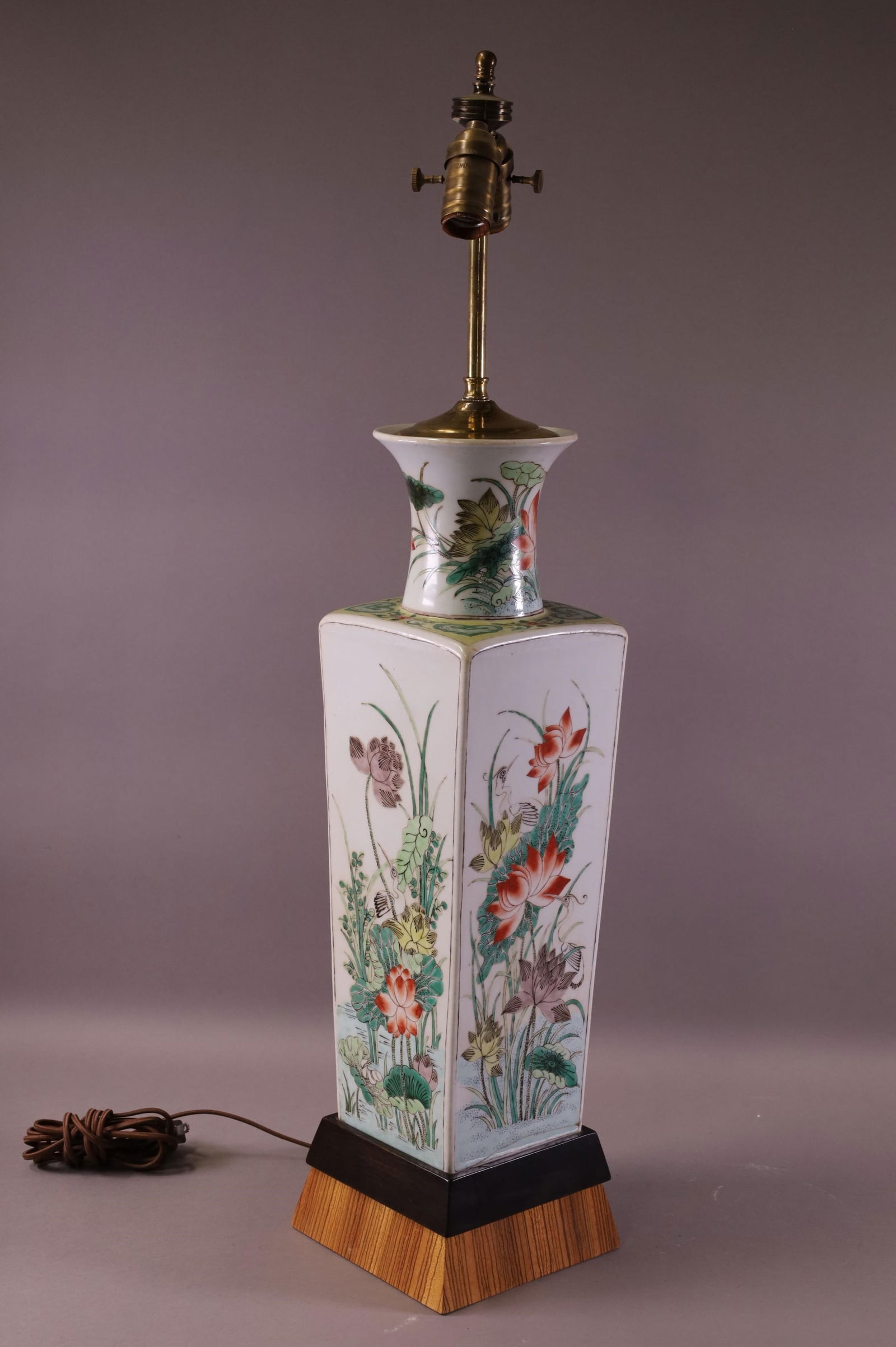 CHINESE PORCELAIN TABLE LAMP (1 of 5)