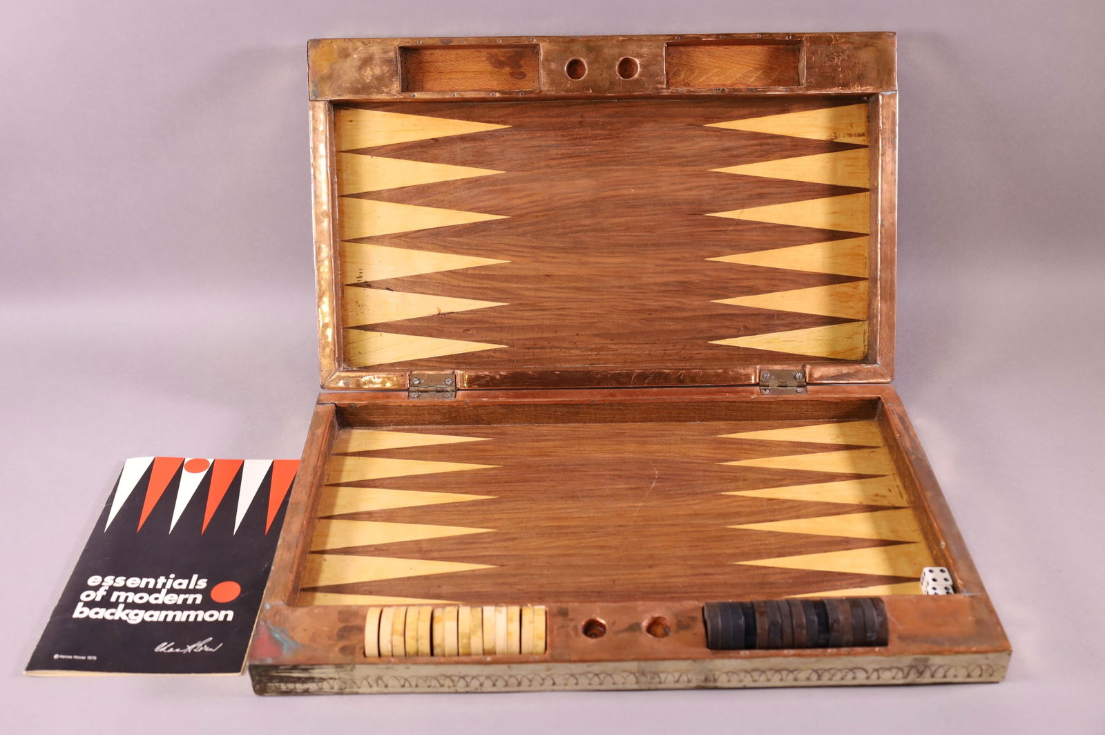 VINTAGE BACKGAMMON SET WITH FANCY CASE (1 of 3)