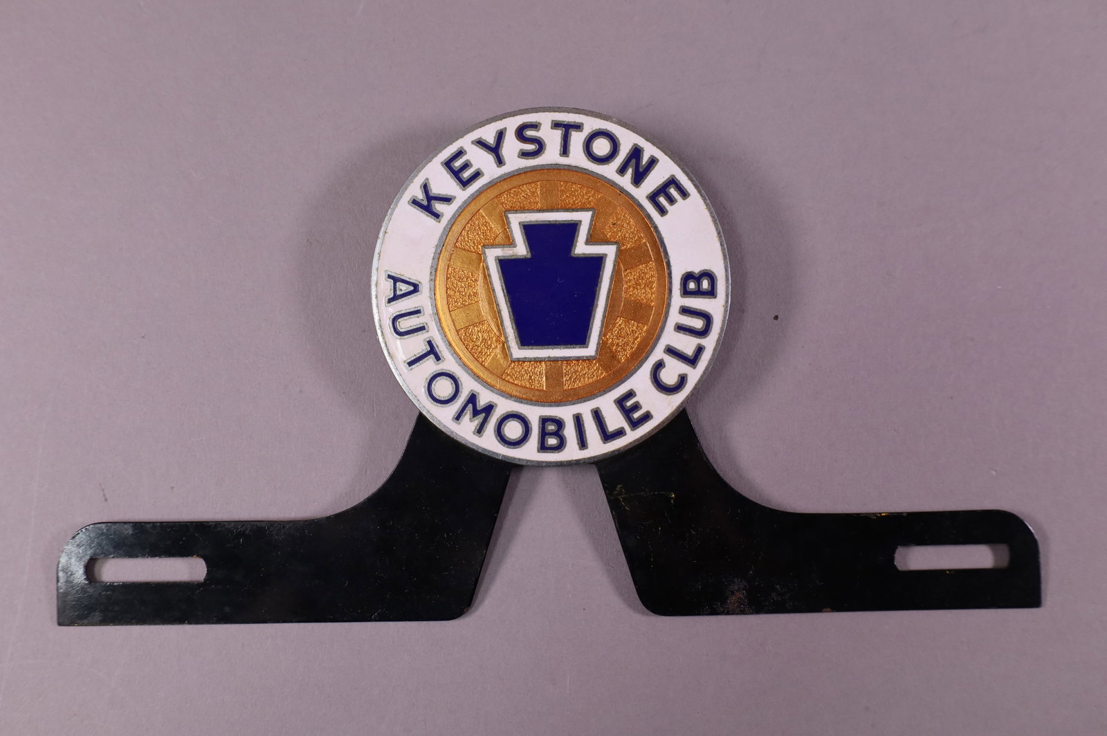 KEYSTONE AUTO CLUB LICENSE PLATE TOPPER: KEYSTONE AUTOMOBILE CLUB LICENSE PLATE TOPPER. GOOD CODNITION 3" DIAM