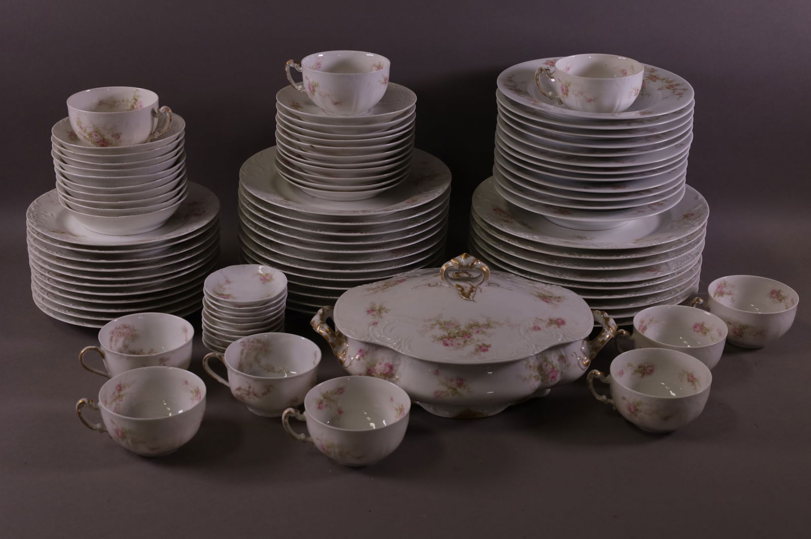 86 PIECE LIMOGES CHINA SET (1 of 4)