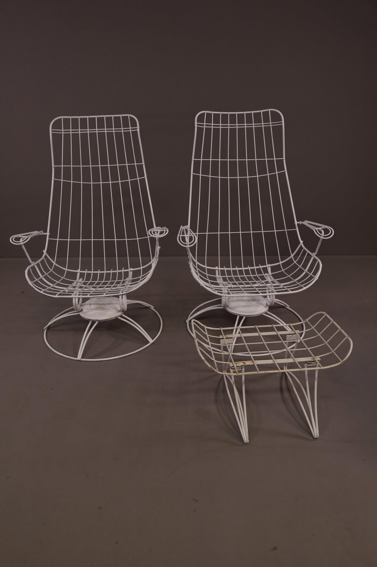 PAIR OF MID CENTURY MODERN HOMECREST PATIO CHAIRS: PAIR OF HOMECREST RIVERIA SWIVEL LOUNGE CHAIRS WITH ONE OTTOMAN, NO CUSHIONS. 29" W x 21" D x 41" H. THIS ITEM EXCEEDS SIZE LIMITATIONS FOR IN HOUSE SHIPPING.