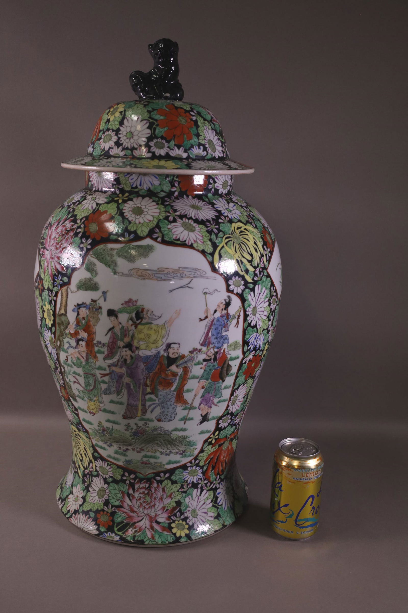 LARGE CHINESE PORCELAIN LIDDED JAR (1 of 4)