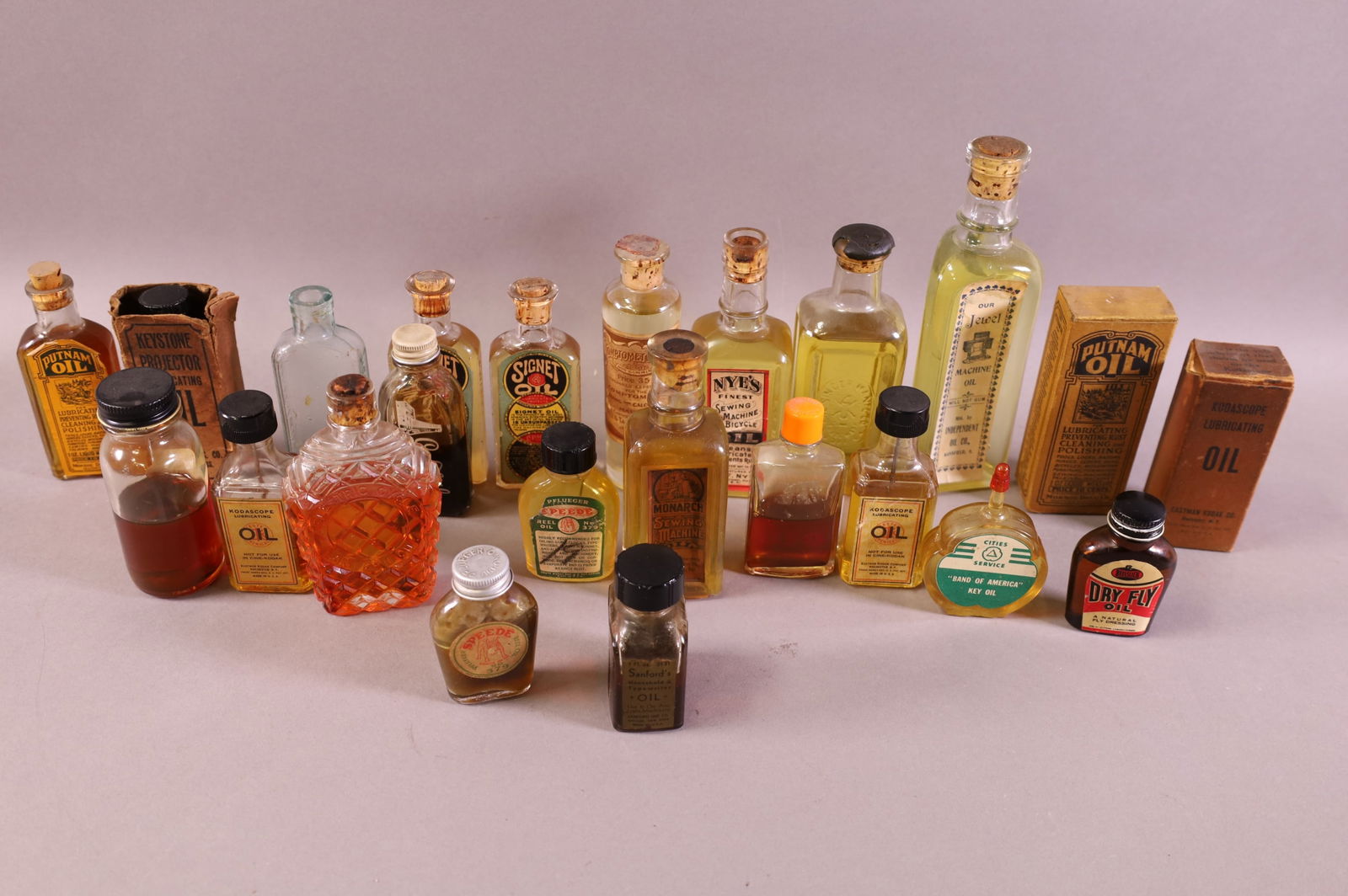 COLLECTION OF SEWING MACHINE OIL BOTTLES (1 of 1)