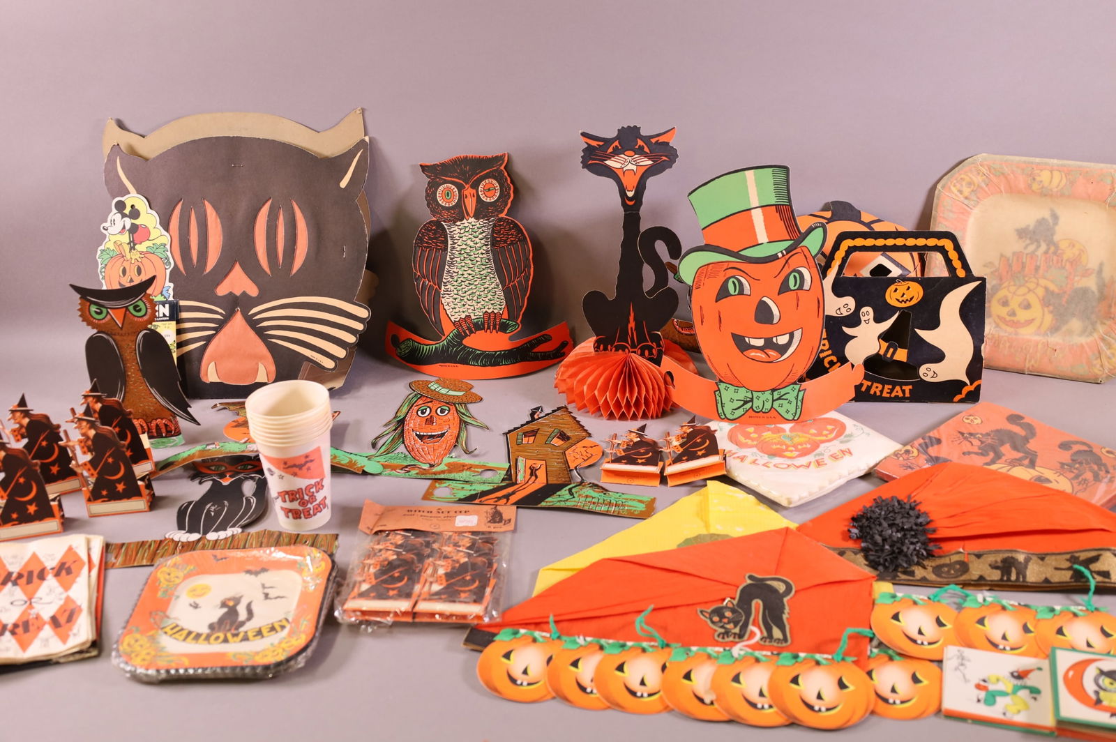 LARGE LOT OF HALLOWEEN PAPERGOODS (1 of 5)