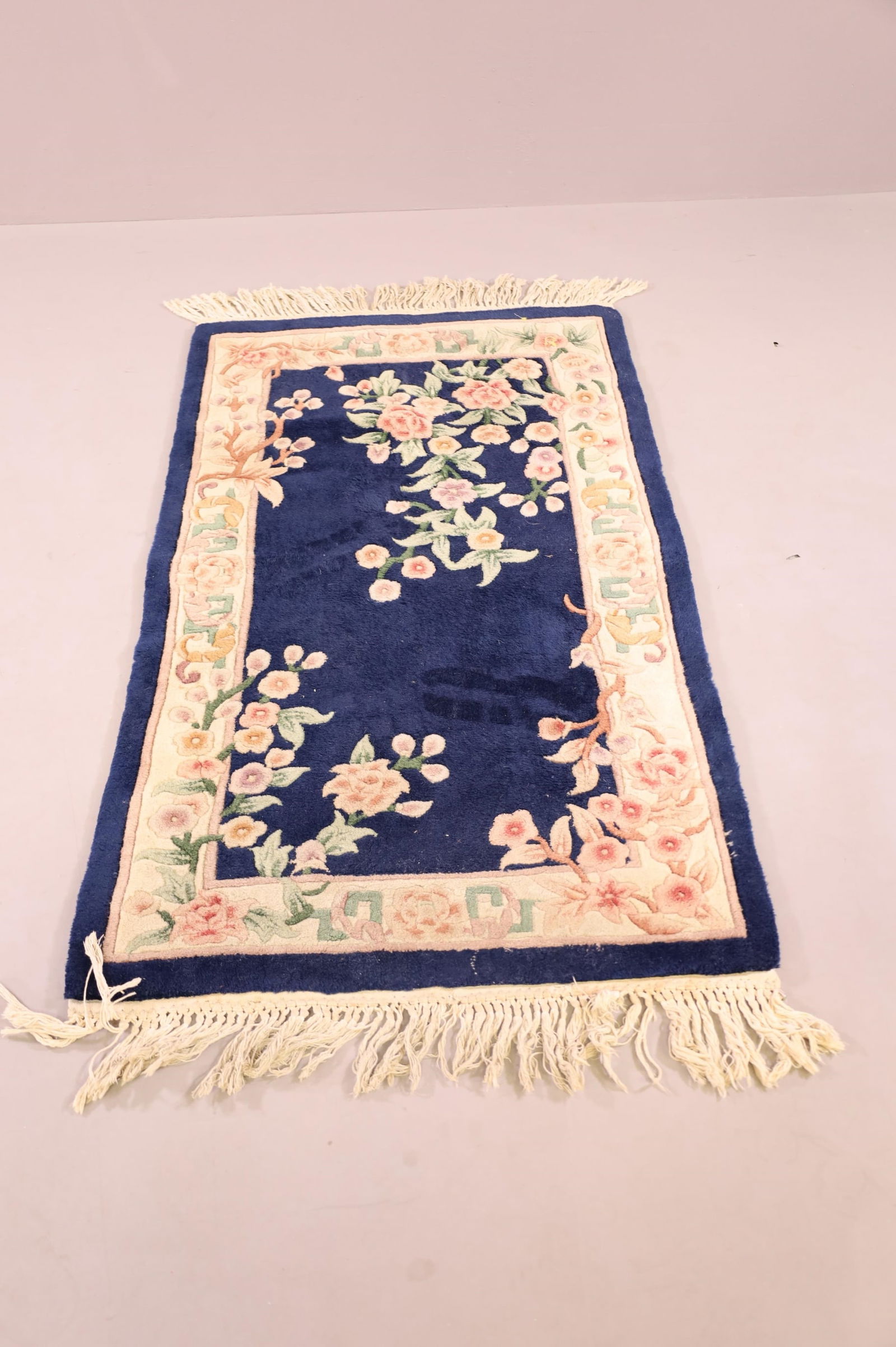 APPROX 2' 6" x 4' 6" CHINESE WOOL RUG: NEEDS CLEANED.