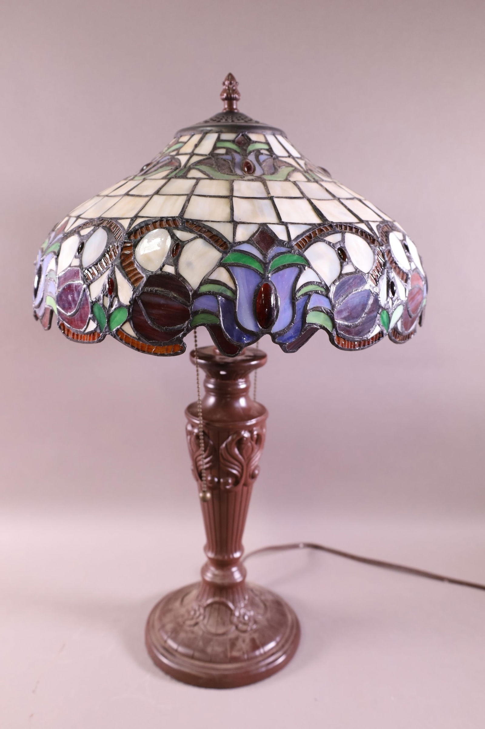 CONTEMPORARY TIFFANY STYLE LEADED GLASS TABLE LAMP (1 of 2)