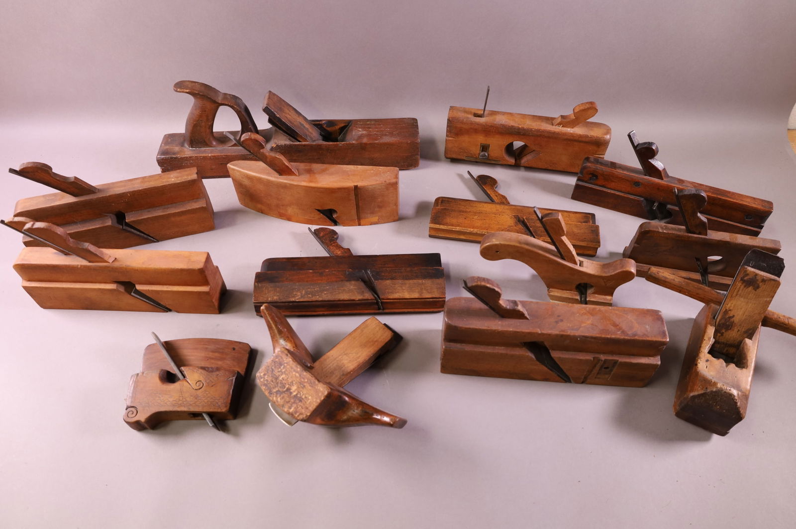 COLLECTION OF ANTIQUE WOOD PLANES (1 of 6)