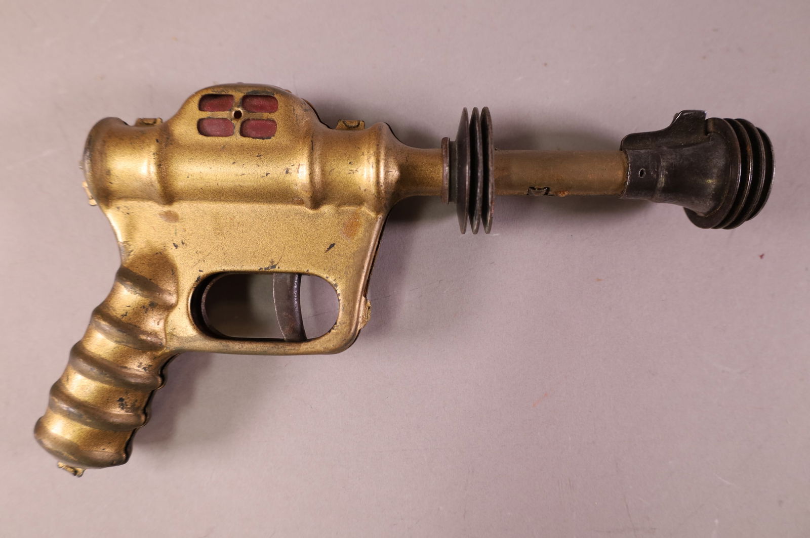 BUCK ROGERS RAY GUN: PLYMOUTH BUCK ROGERS ATOMIC RAY GUN. PLAYED WITH CONDITION.