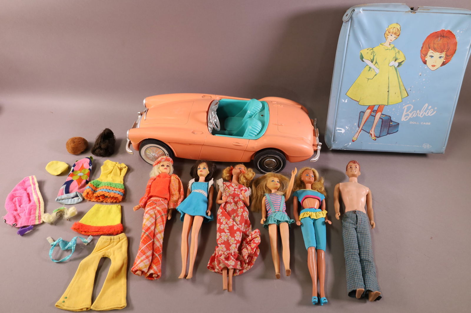 BARBIE CAR WITH CASE AND DOLLS (1 of 5)