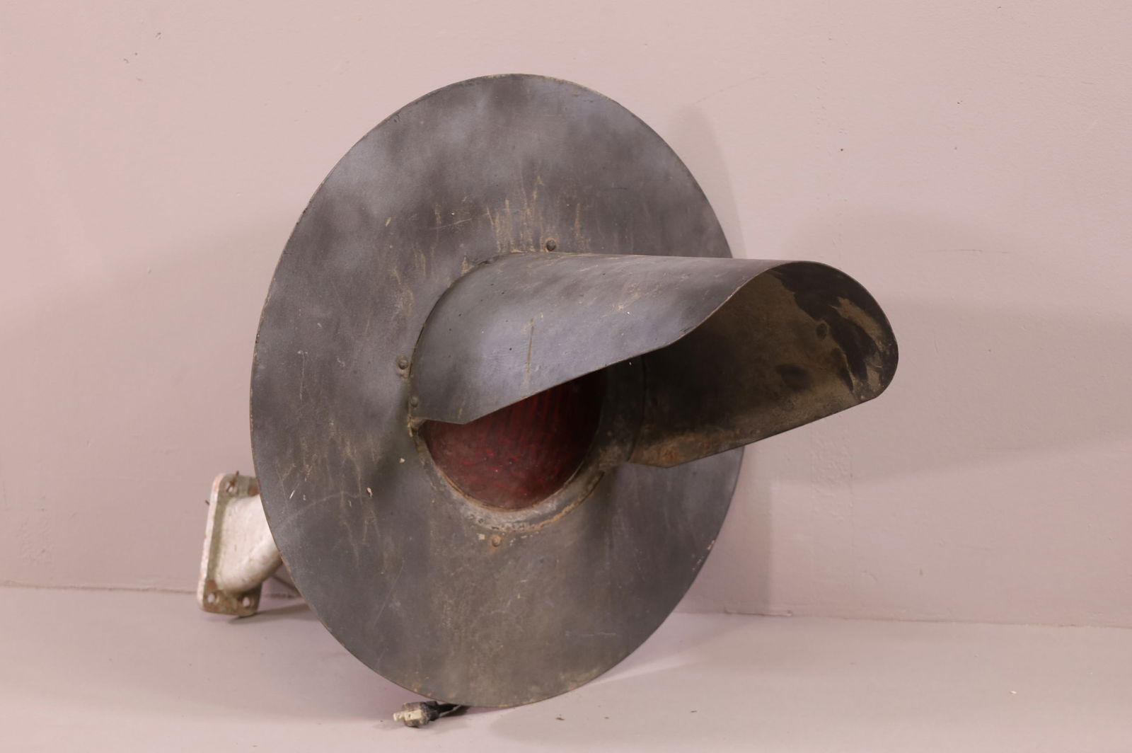 RAILROAD SIGNAL LIGHT (1 of 2)