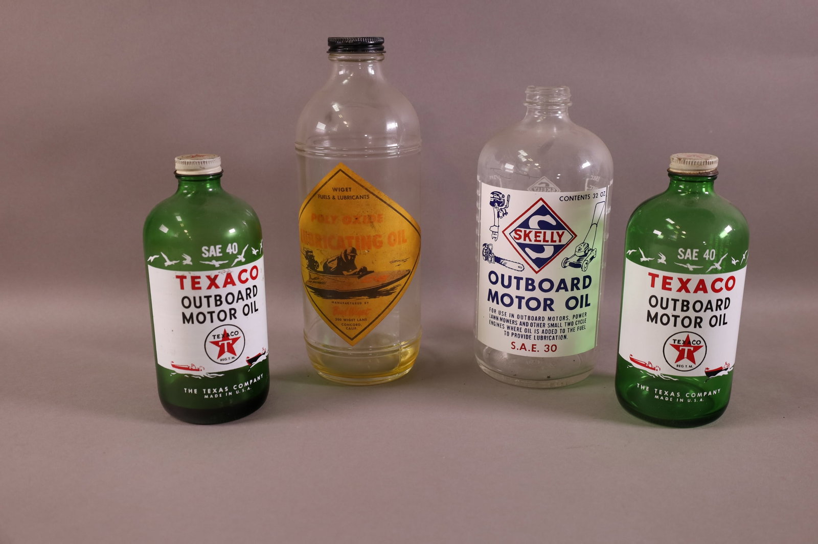4 OUTBOARD MOTOR OIL BOTTLES: TEXACO, SKELLY, & WIGET.