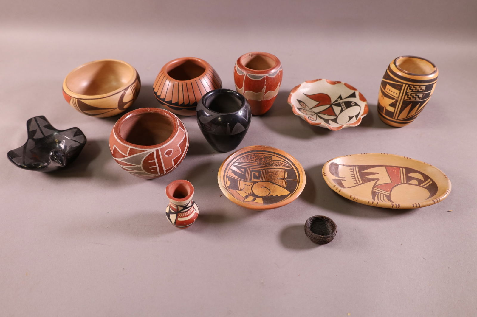 LARGE LOT OF NATIVE AMERICAN POTTERY (1 of 9)