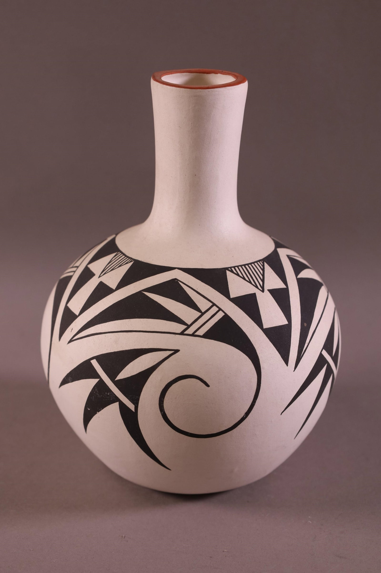 NATIVE AMERICAN POTTERY VASE (1 of 3)