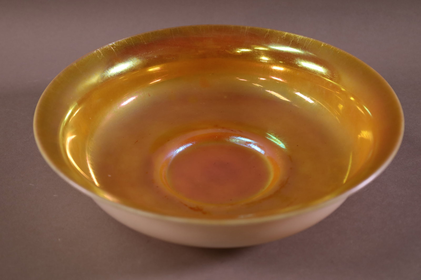 ART GLASS CENTER BOWL POSSIBLE STEUBEN: GOLD AURENE ART GLASS CENTER BOWL, UNMARKED. UNSIGNED. 9 3/4" DIAM.